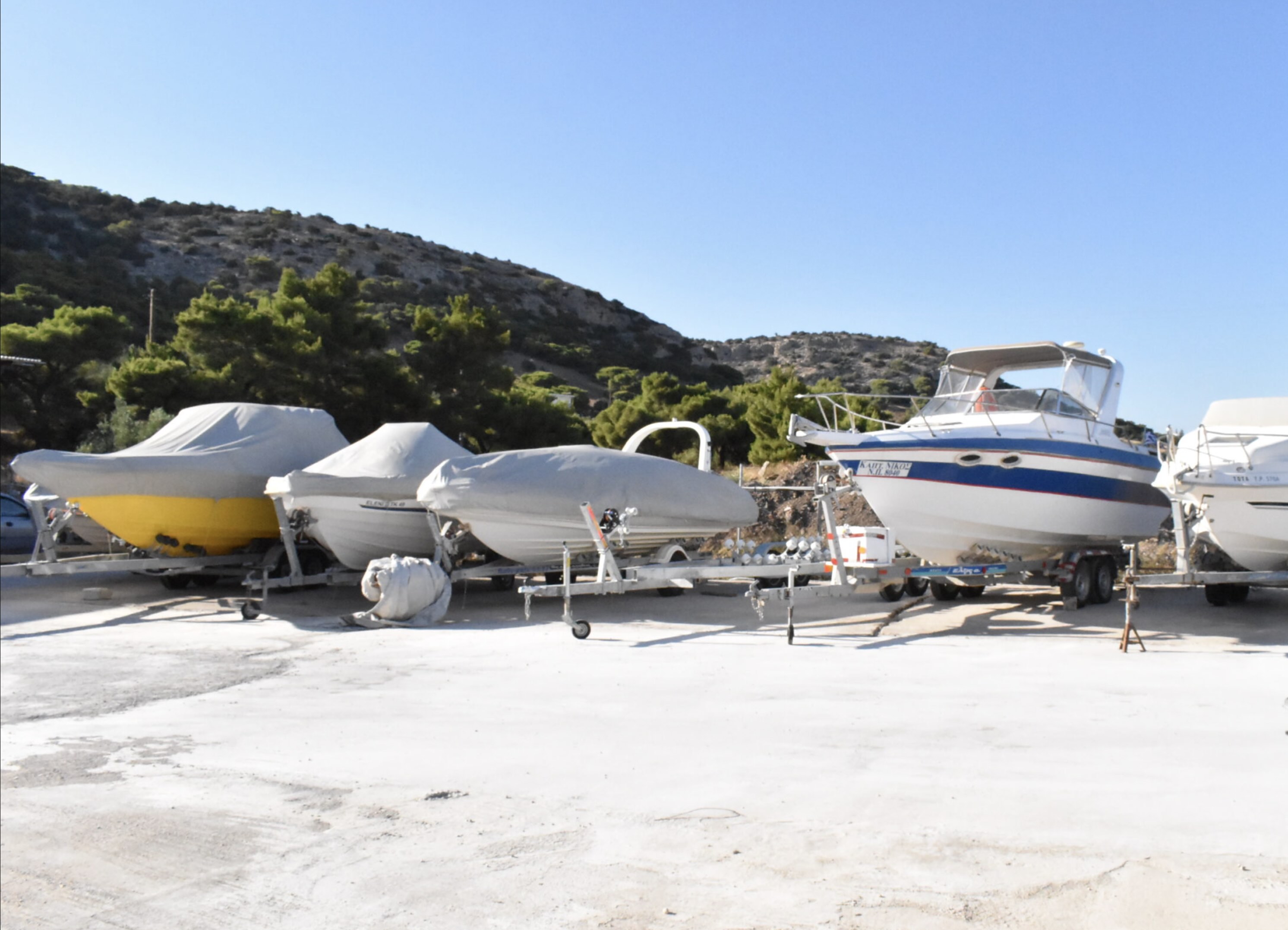 Σκάφη αγκυροβολημένα σε ασφαλή και ήρεμη μαρίνα